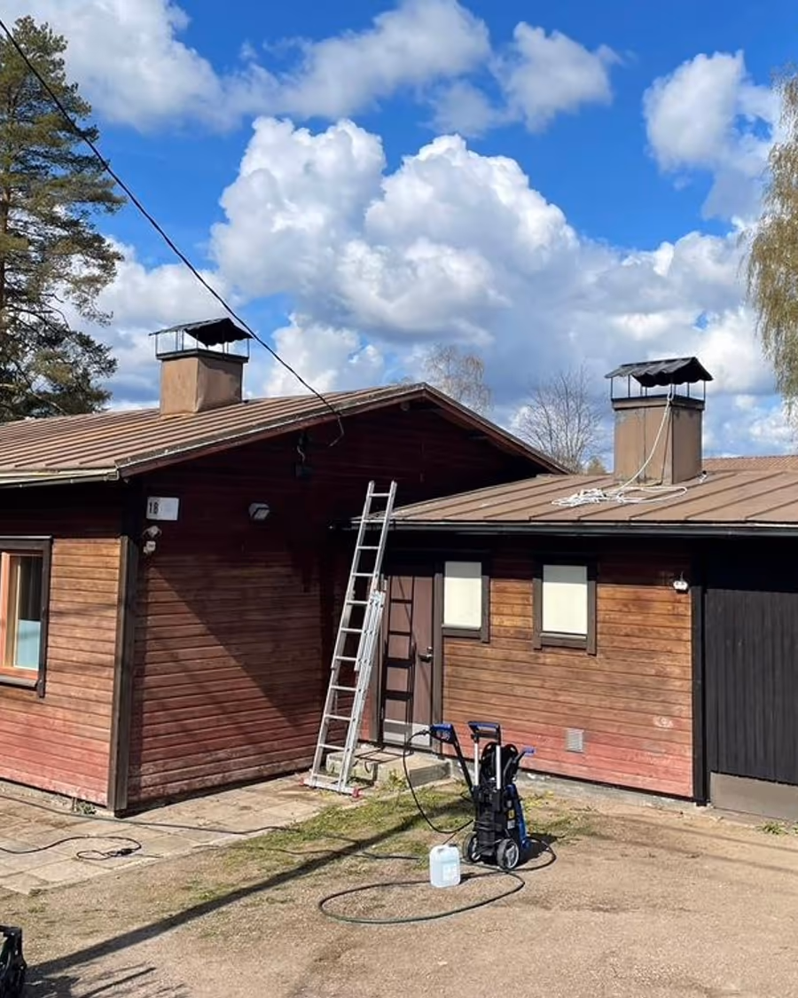 Tehokaton painepesuvälineet valmiina peltikaton puhdistukseen omakotitalon pihalla